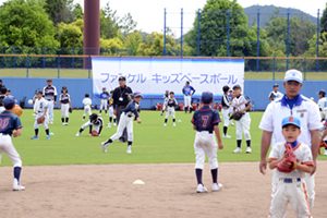 真剣に投げ方を学ぶ子どもたち