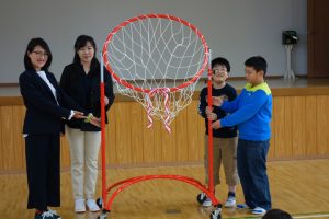 オリエンタルランドグループ、福島県の小学校へバスケットゴールを寄贈