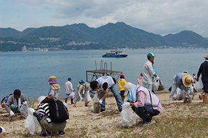 浜辺を清掃するボランティア