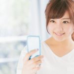 スマホで健康管理を行う意識の高い女性